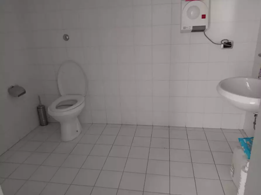 Immagine 16 di Attività commerciale in vendita  in via roma 4 a Calci