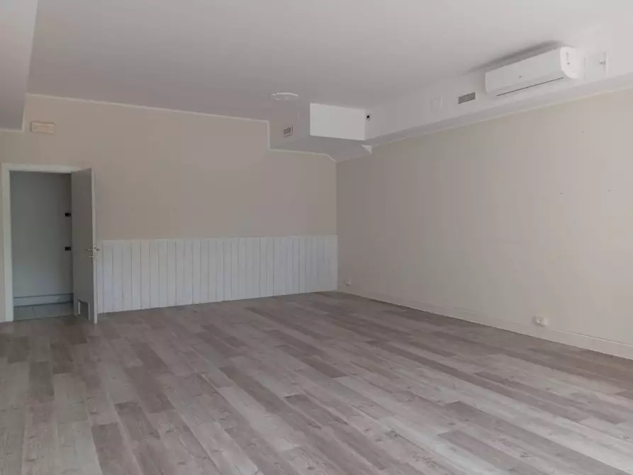 Immagine 10 di Attività commerciale in vendita  in via roma 4 a Calci