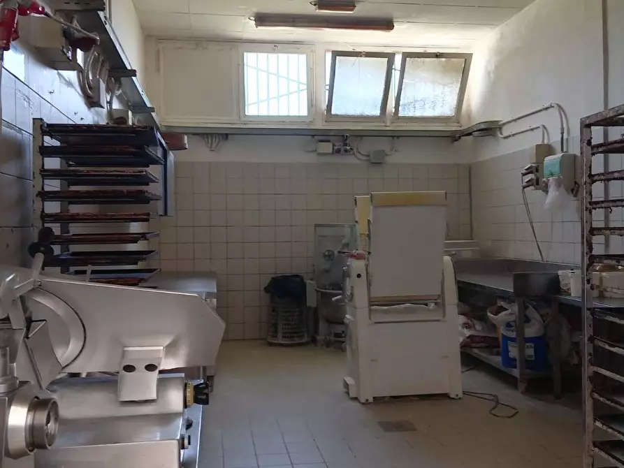 Immagine 8 di Attività commerciale in affitto  in via XXV aprile 33 a San Giuliano Terme