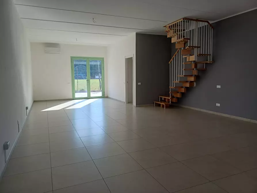 Immagine 1 di Attività commerciale in affitto  in via statale 12 - a San Giuliano Terme