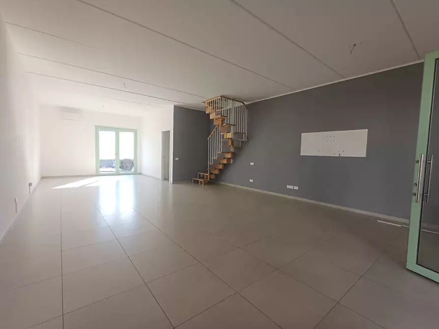 Immagine 2 di Attività commerciale in affitto  in via statale 12 - a San Giuliano Terme