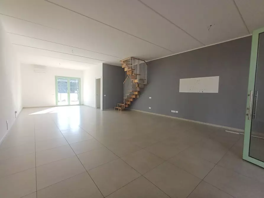 Immagine 3 di Attività commerciale in affitto  in via statale 12 - a San Giuliano Terme