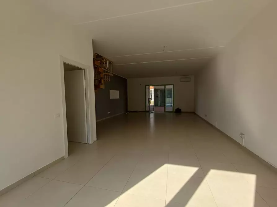 Immagine 5 di Attività commerciale in affitto  in via statale 12 - a San Giuliano Terme