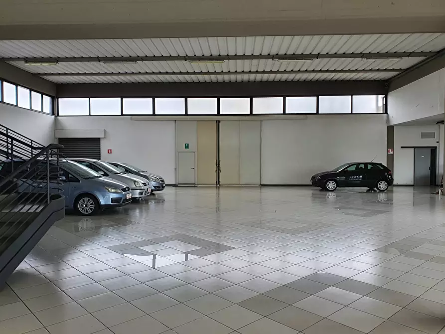 Immagine 3 di Attività commerciale in vendita  in Via Romana 1000 a Lucca