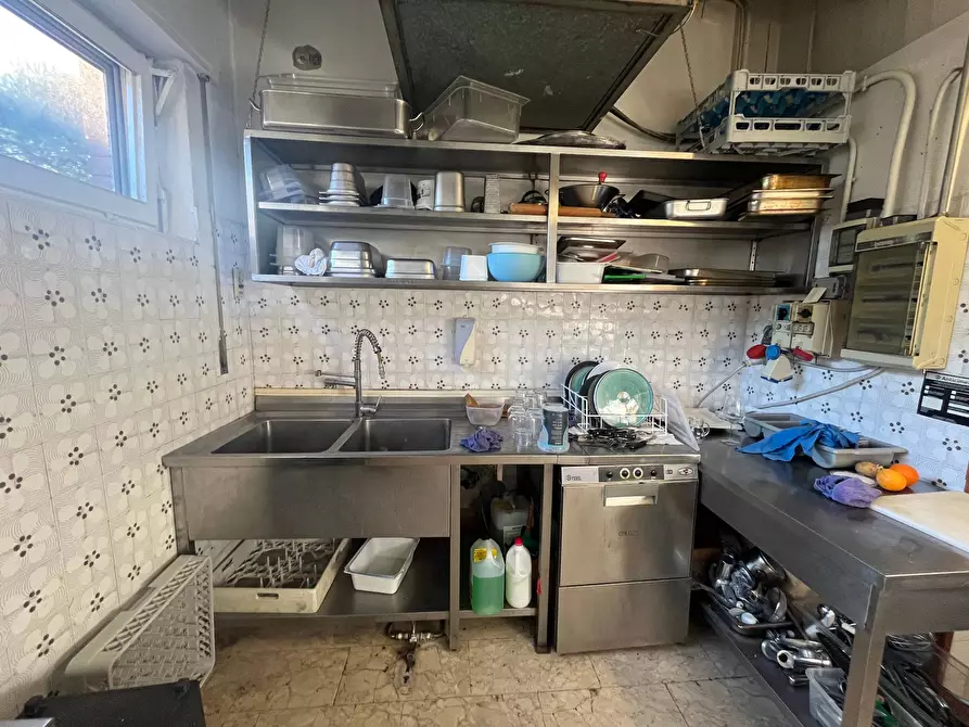 Immagine 1 di Attività commerciale in vendita  in Piazza Dei Fiori 3 a Pisa