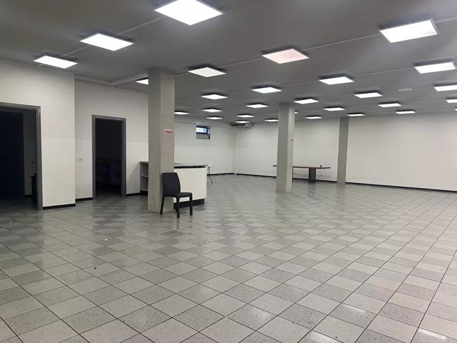 Immagine 1 di Attività commerciale in affitto  in via carlo del prete a Lucca