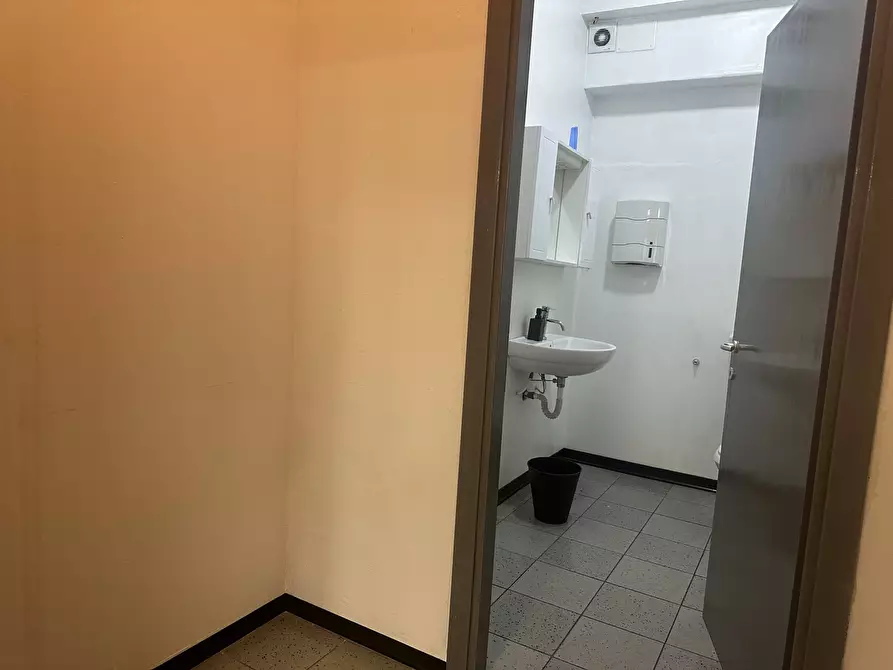 Immagine 8 di Attività commerciale in affitto  in via carlo del prete a Lucca
