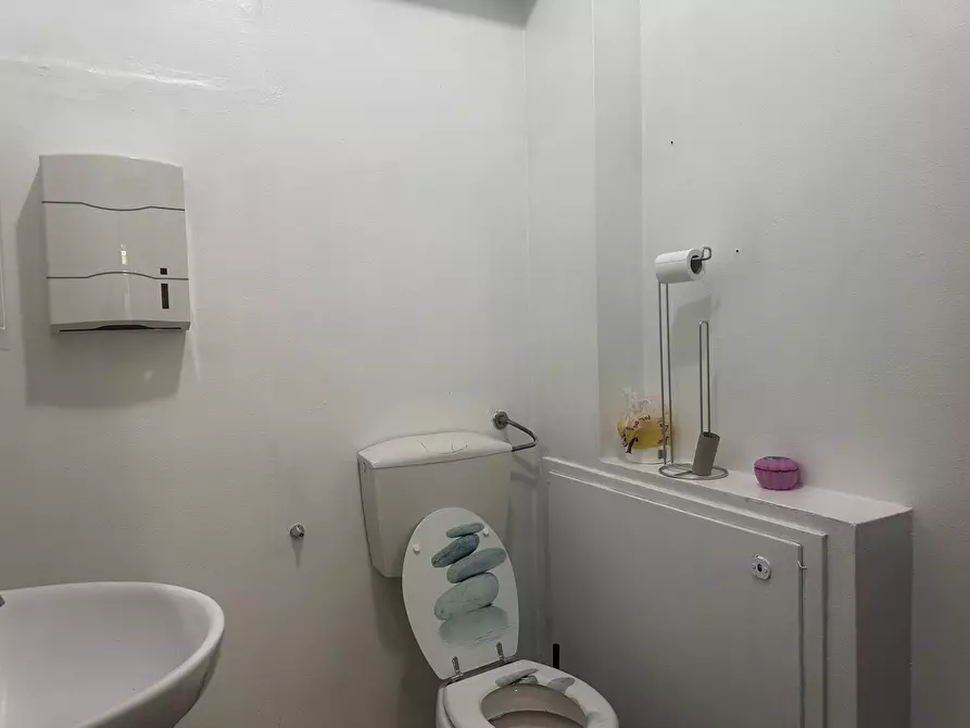 Immagine 10 di Attività commerciale in affitto  in via carlo del prete a Lucca