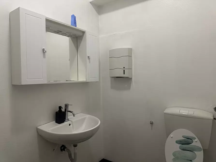 Immagine 11 di Attività commerciale in affitto  in via carlo del prete a Lucca