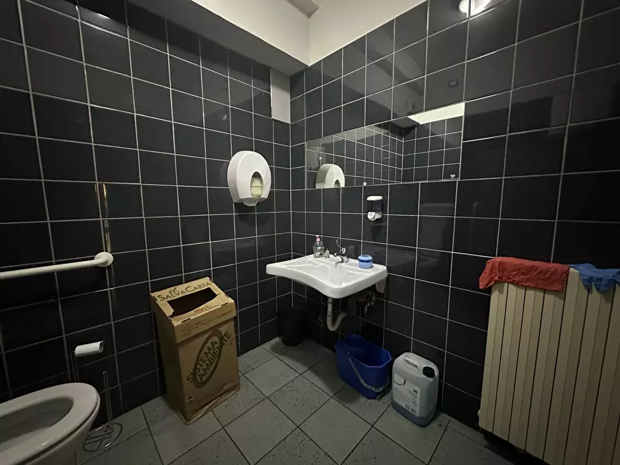 Immagine 16 di Attività commerciale in affitto  in via carlo del prete a Lucca