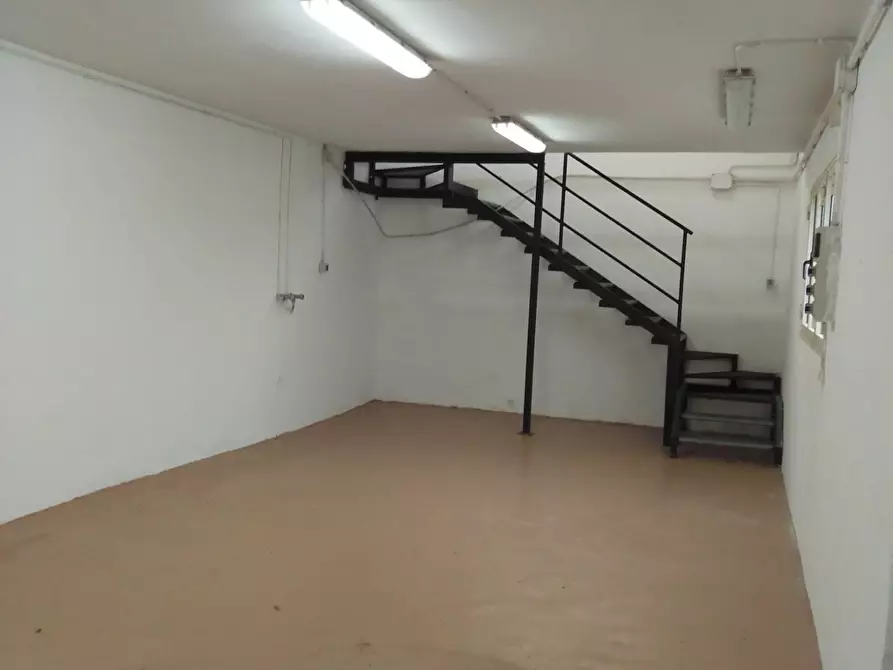 Immagine 1 di Attività commerciale in affitto  in via calcesana 280 a San Giuliano Terme