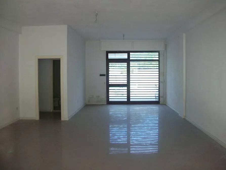 Immagine 2 di Attività commerciale in vendita  in Via Di Salviano 54 a Livorno