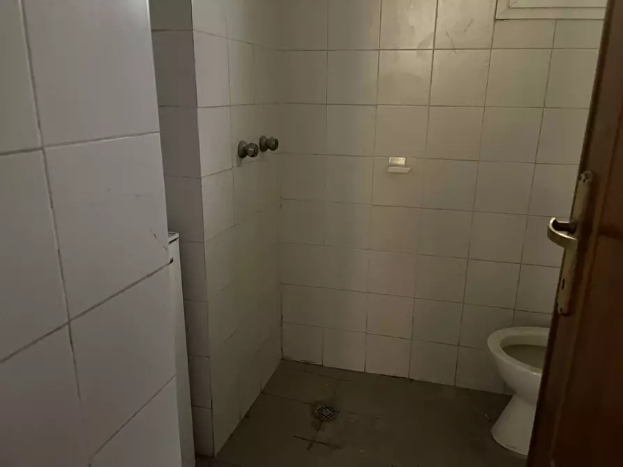 Immagine 9 di Attività commerciale in vendita  in Via Di Salviano 54 a Livorno