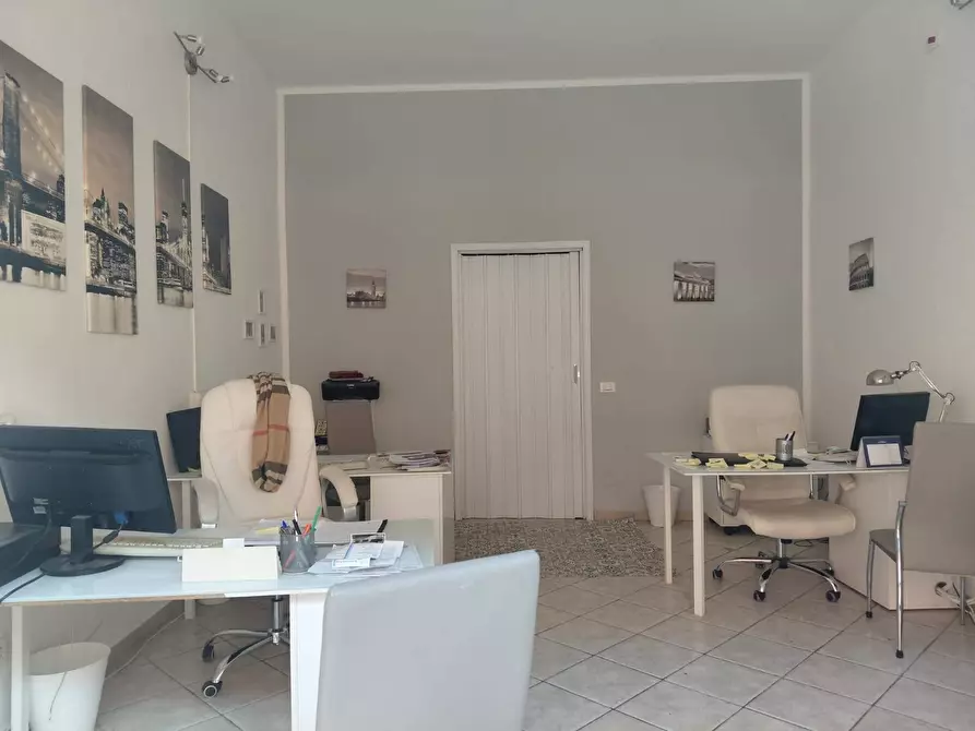 Immagine 1 di Attività commerciale in affitto  in via cattaneo 59 a Pisa