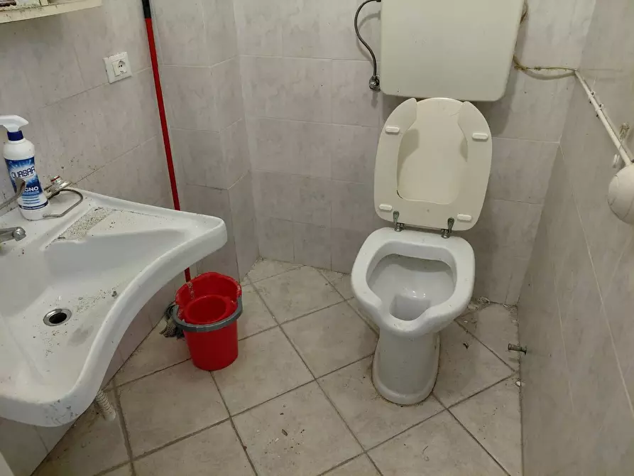 Immagine 8 di Attività commerciale in affitto  in via cattaneo 59 a Pisa