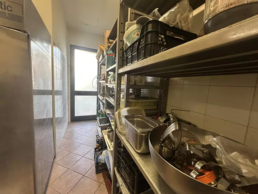 Immagine 12 di Attività commerciale in affitto  in san marco a Lucca