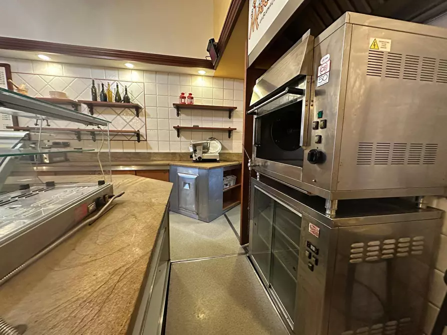 Immagine 2 di Attività commerciale in affitto  in san marco a Lucca