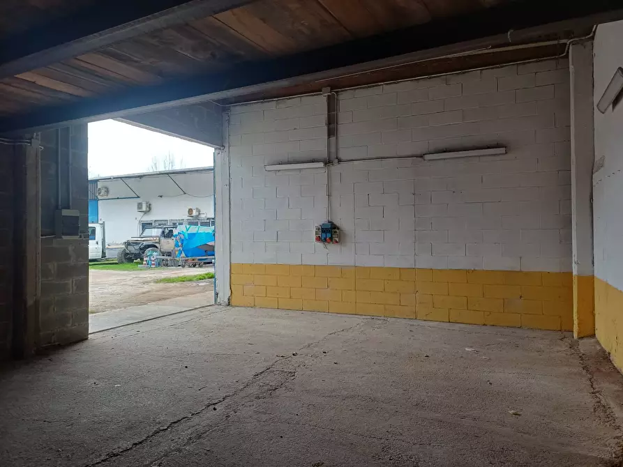 Immagine 3 di Attività commerciale in affitto  in via statale abetone - a San Giuliano Terme