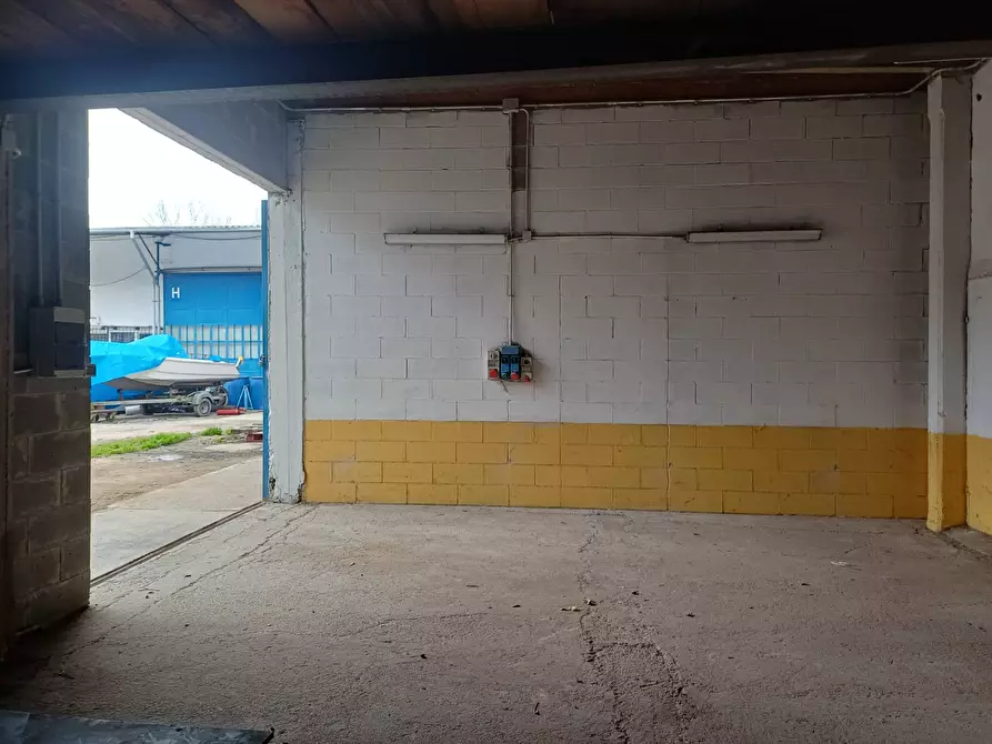 Immagine 4 di Attività commerciale in affitto  in via statale abetone - a San Giuliano Terme