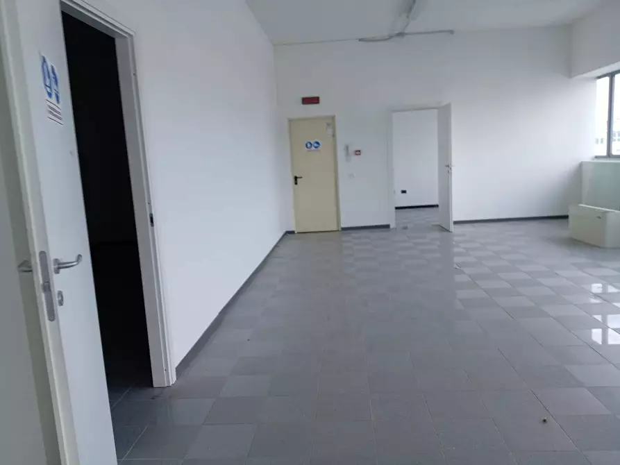 Immagine 9 di Attività commerciale in affitto  in via tegulaia a Pisa