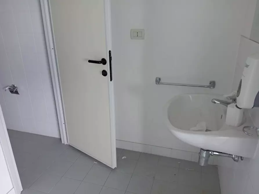 Immagine 10 di Attività commerciale in affitto  in via tegulaia a Pisa