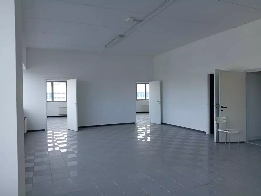 Immagine 12 di Attività commerciale in affitto  in via tegulaia a Pisa