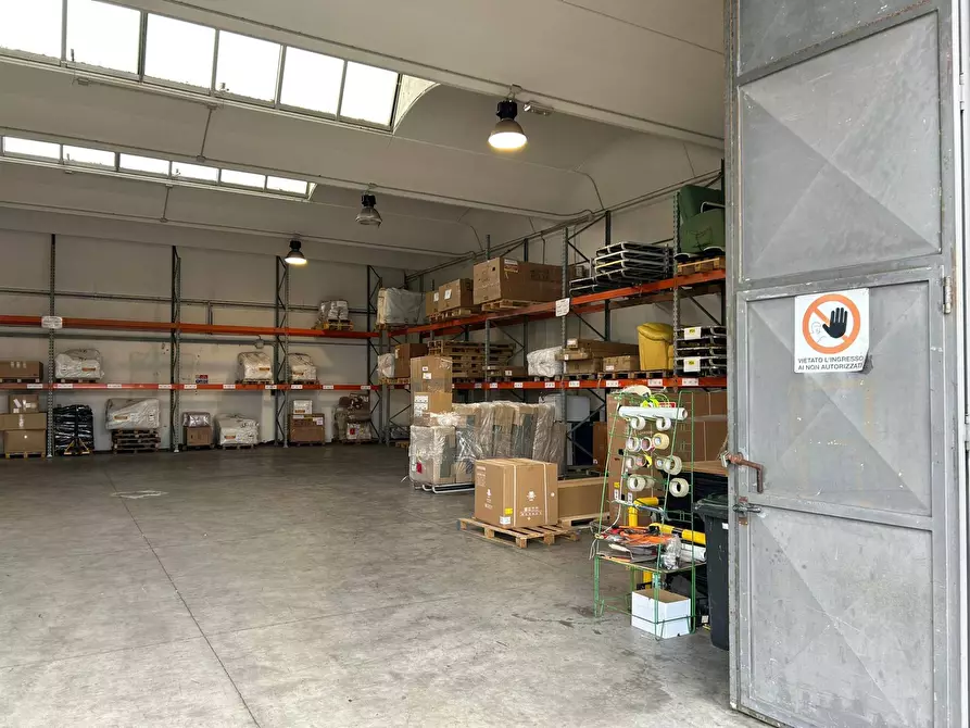 Immagine 1 di Attività commerciale in affitto  in viale piemonte 6 a Cascina