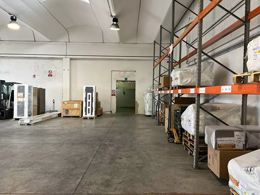 Immagine 2 di Attività commerciale in affitto  in viale piemonte 6 a Cascina