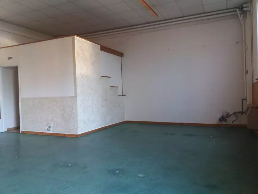 Immagine 1 di Attività commerciale in affitto  in di vittorio 35 a San Giuliano Terme