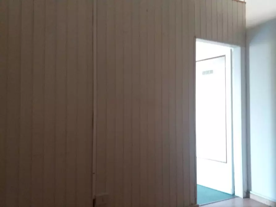 Immagine 3 di Attività commerciale in affitto  in di vittorio 35 a San Giuliano Terme