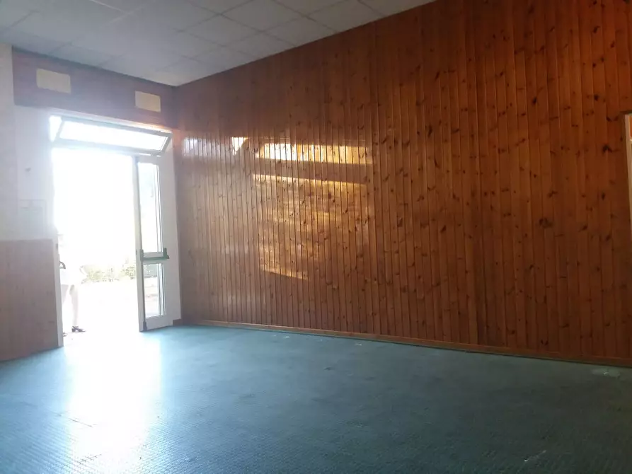 Immagine 5 di Attività commerciale in affitto  in di vittorio 35 a San Giuliano Terme