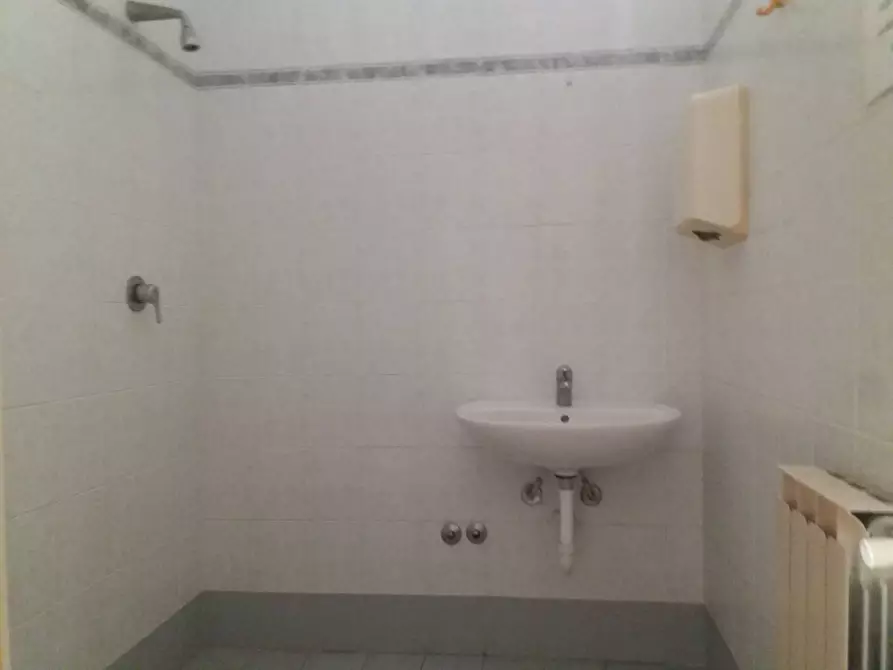 Immagine 9 di Attività commerciale in affitto  in di vittorio 35 a San Giuliano Terme