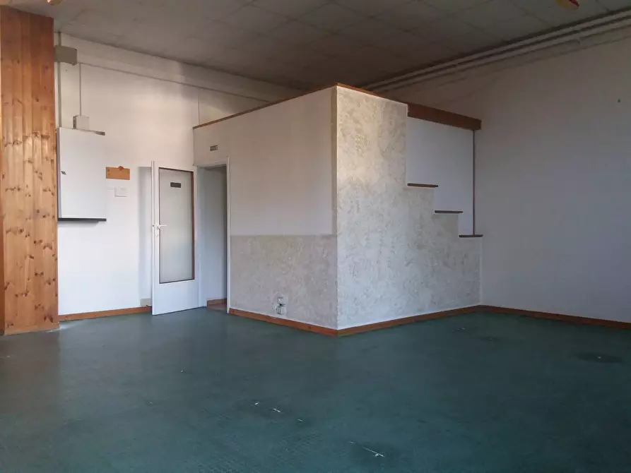Immagine 2 di Attività commerciale in affitto  in di vittorio 35 a San Giuliano Terme
