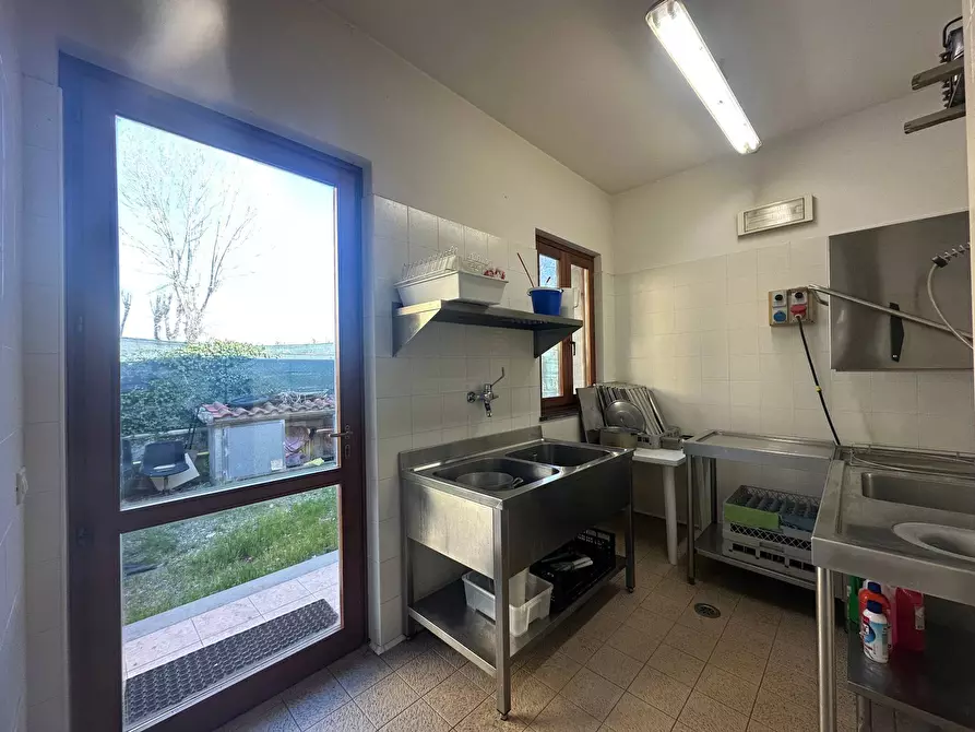 Immagine 11 di Attività commerciale in affitto  in via paolo savi 105 a Viareggio