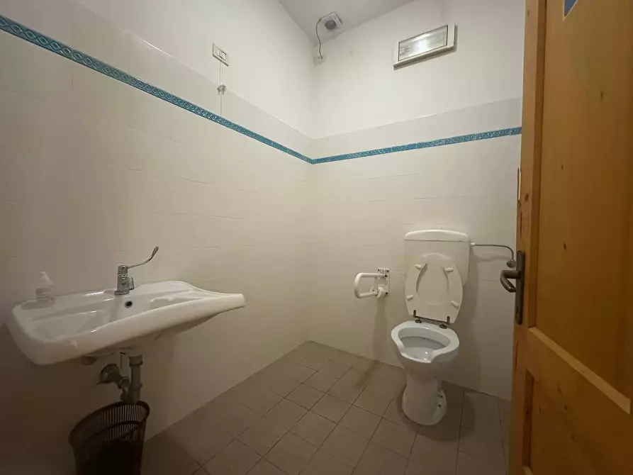 Immagine 14 di Attività commerciale in affitto  in via paolo savi 105 a Viareggio