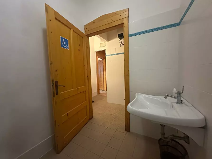 Immagine 13 di Attività commerciale in affitto  in via paolo savi 105 a Viareggio