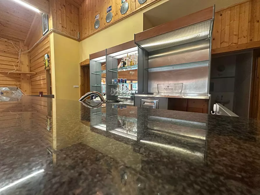 Immagine 4 di Attività commerciale in affitto  in via paolo savi 105 a Viareggio