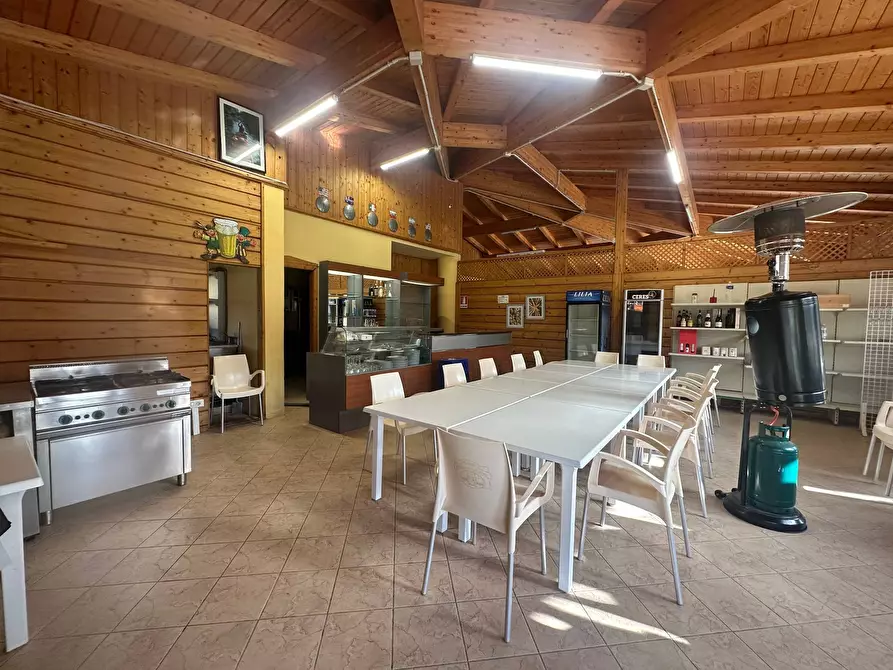 Immagine 2 di Attività commerciale in affitto  in via paolo savi 105 a Viareggio