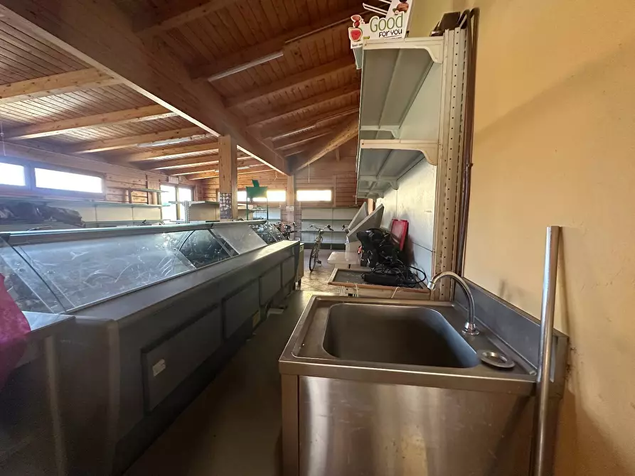 Immagine 6 di Attività commerciale in affitto  in via paolo savi 105 a Viareggio