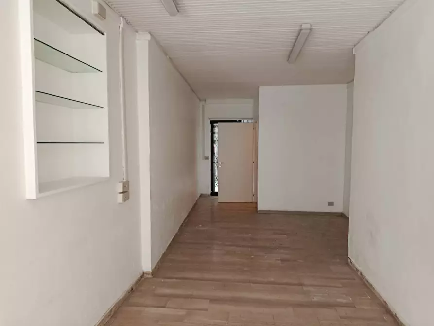 Immagine 1 di Attività commerciale in affitto  in Viale Marconi 5 a Altopascio