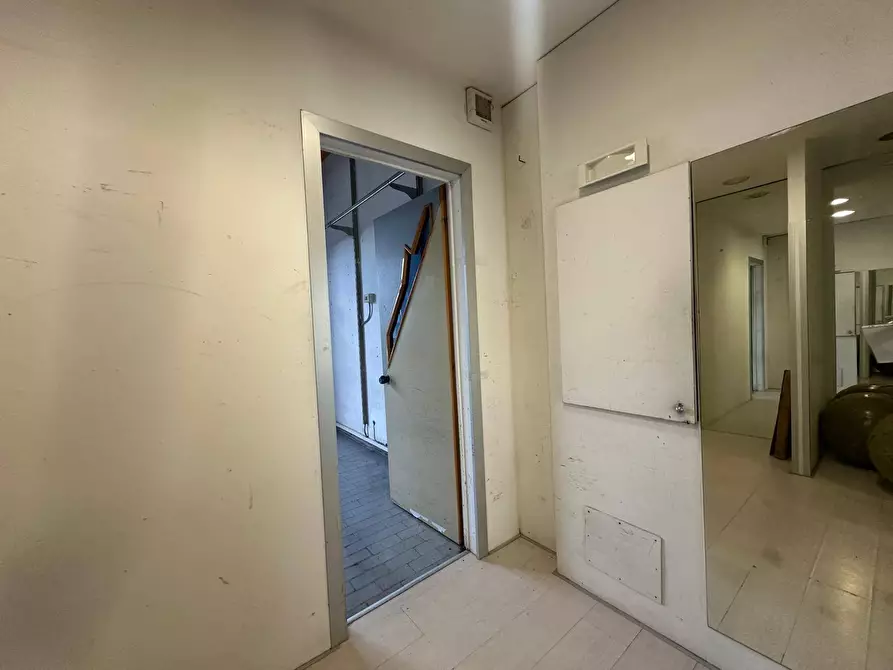 Immagine 11 di Attività commerciale in affitto  in via pesciatima 15 a Lucca