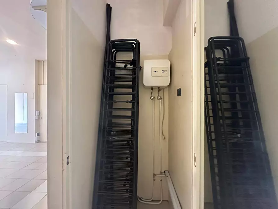 Immagine 10 di Attività commerciale in affitto  in via pesciatima 15 a Lucca