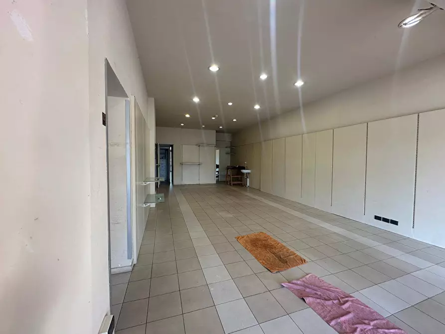 Immagine 2 di Attività commerciale in affitto  in via pesciatima 15 a Lucca