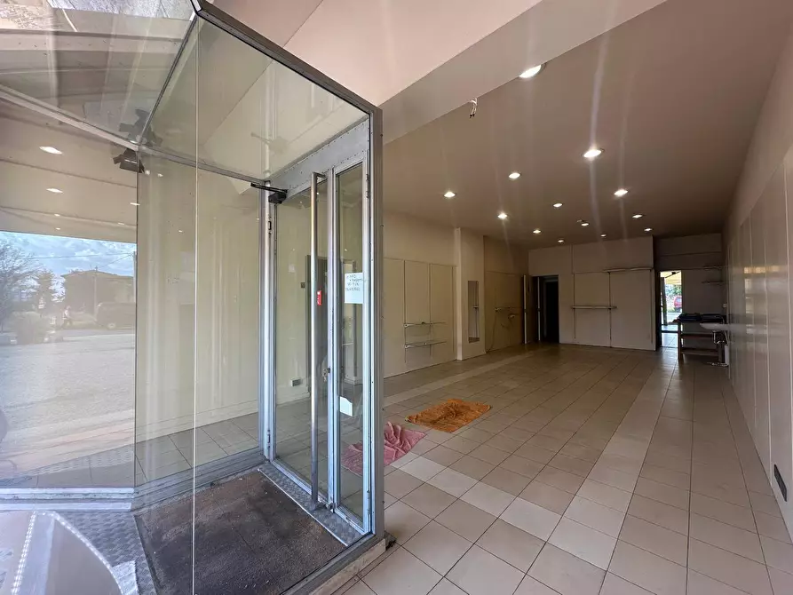 Immagine 1 di Attività commerciale in affitto  in via pesciatima 15 a Lucca