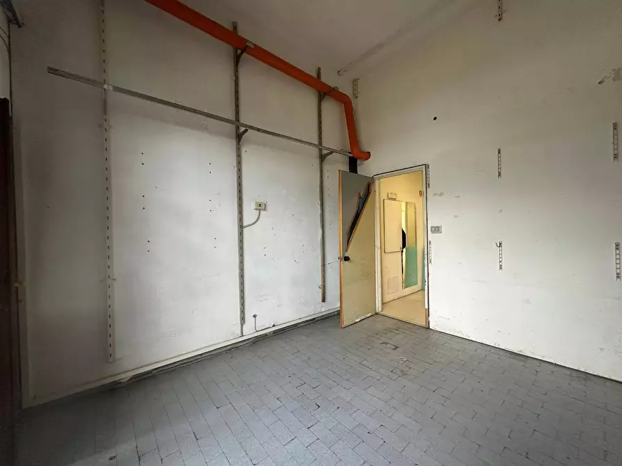 Immagine 16 di Attività commerciale in affitto  in via pesciatima 15 a Lucca