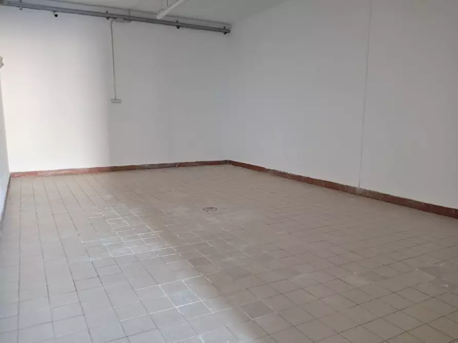 Immagine 4 di Attività commerciale in affitto  in via XXV aprile 33 a San Giuliano Terme