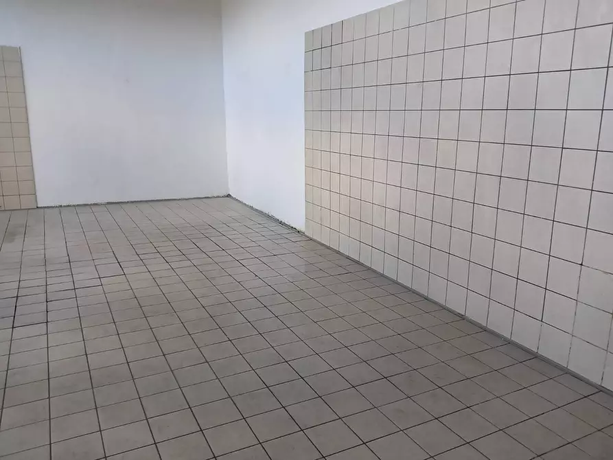 Immagine 8 di Attività commerciale in affitto  in via XXV aprile 33 a San Giuliano Terme