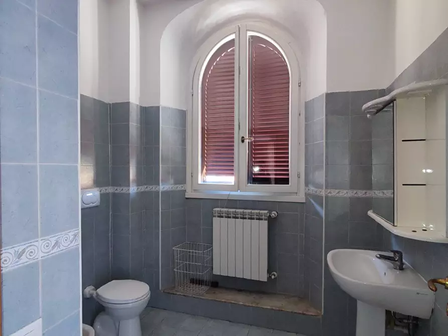 Immagine 11 di Appartamento in vendita  in via Mentana 81 a Livorno