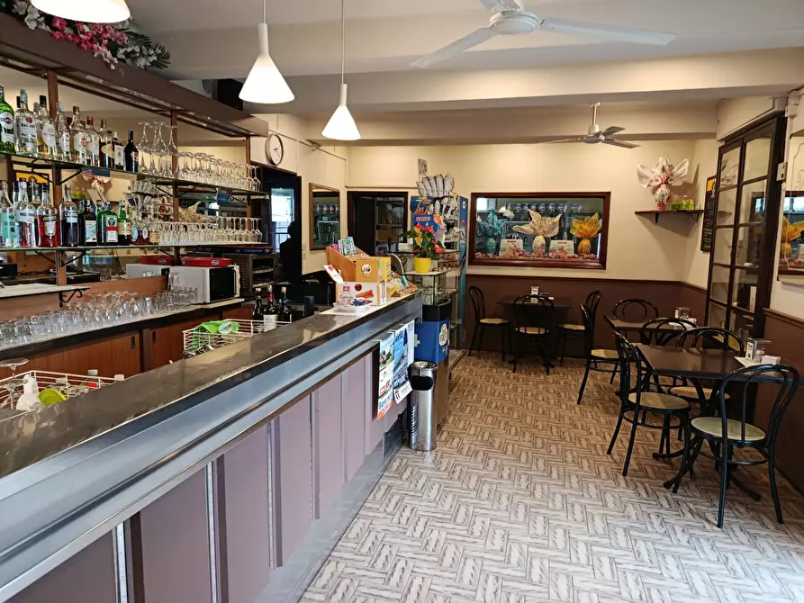 Immagine 1 di Attività commerciale in vendita  in VIA DEL AVE MARIA 11 a Capannori