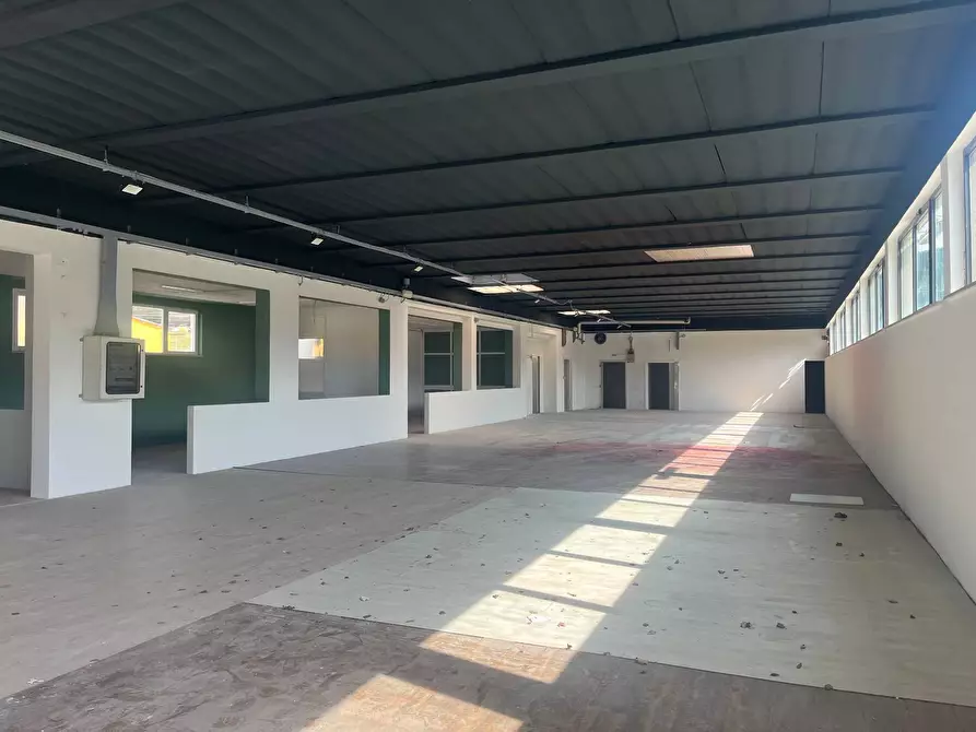 Immagine 2 di Attività commerciale in affitto  in ss12 add 8 a Lucca